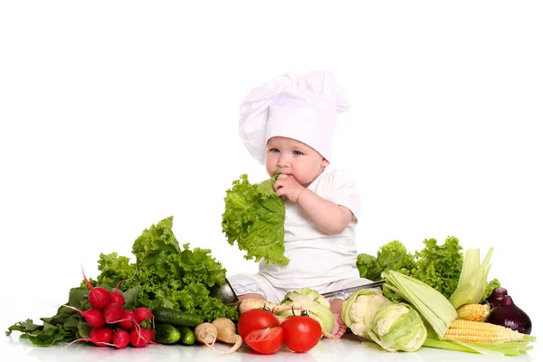Beyaz Arka Plan Üzerinde Farklı Sebze Ile Şirin Bebek Aşçı — Stok fotoğraf