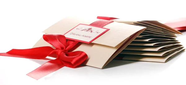 Envelopes Presente Com Arco Vermelho Isolado Sobre Branco — Fotografia de Stock