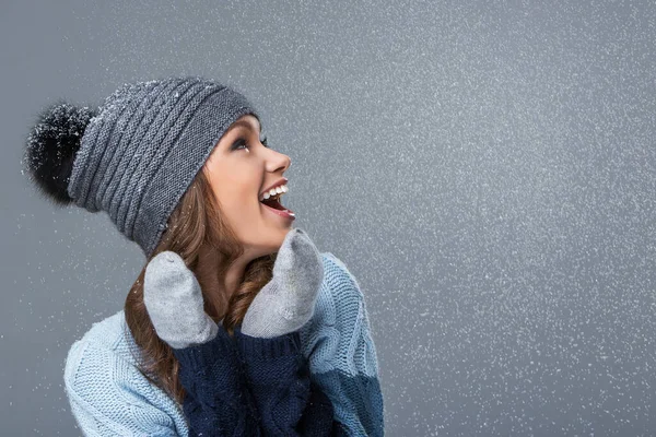 Linda Chica Está Feliz Ver Copos Nieve — Foto de Stock