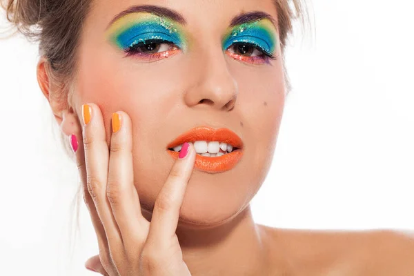 Hermosa Mujer Caucásica Con Maquillaje Artístico Brillante Sobre Fondo Blanco — Foto de Stock