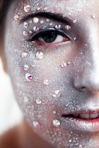 Beyaz bir arka plan üzerinde gümüş beden sanatı ile güzel bir kızın portresi