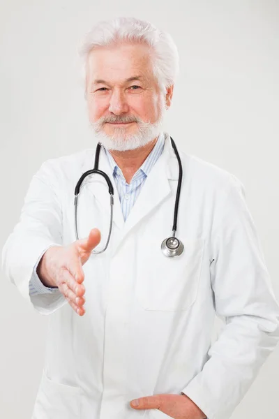 Przystojny Starszy Lekarz Mundurze Tle — Zdjęcie stockowe