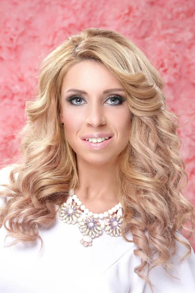 Pembe arka planda güzel bir kadın