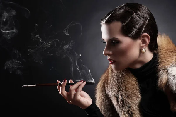 ヴィンテージ画像でタバコを持つ美しい女性 — ストック写真