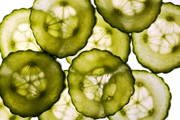 Beyaz arkaplanda yeşil salatalık