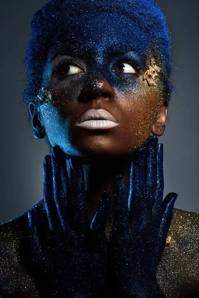 Retrato Uma Mulher Que Está Posando Coberta Tinta Azul Dourada — Fotografia de Stock