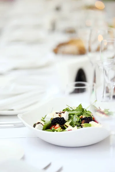 Salada Deliciosa Com Diferentes Tipos Legumes Banquete — Fotografia de Stock