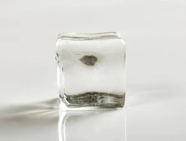 Água Congelada Cubo Gelo Mesa — Fotografia de Stock