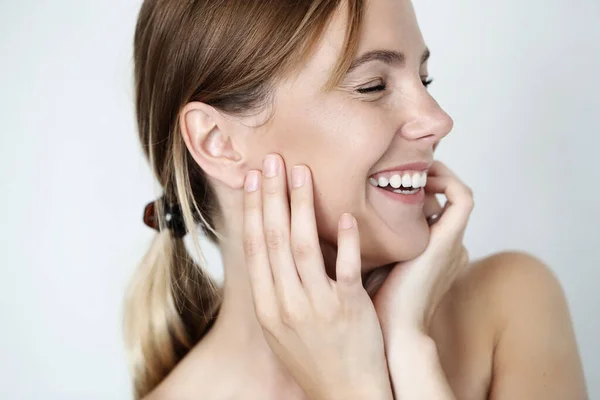 Mujer Encantadora Con Hermosa Sonrisa —  Fotos de Stock