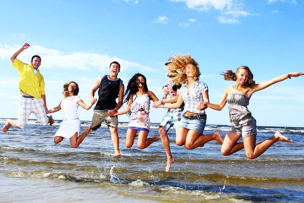 Adolescentes Felizes Tendo Descanso Mar — Fotografia de Stock