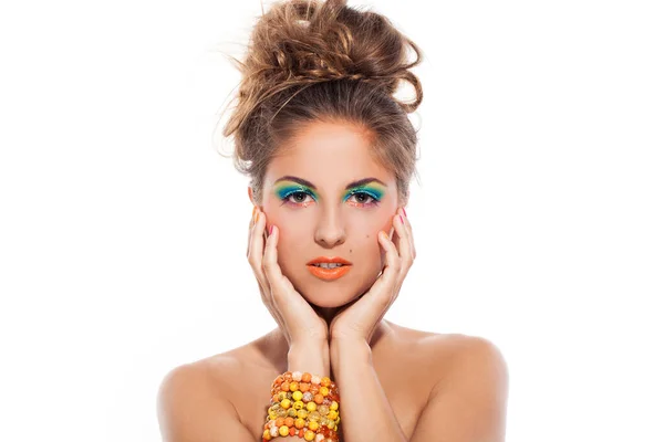 Hermosa Mujer Caucásica Con Maquillaje Artístico Brillante Sobre Fondo Blanco — Foto de Stock