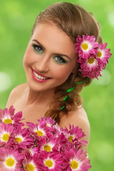 Güzel Bir Kadınla Makyaj Üzerinde Yeşil Renkli Çiçekler — Stok fotoğraf