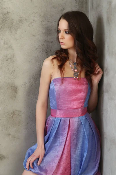 Menina Bonita Vestido Colorido — Fotografia de Stock