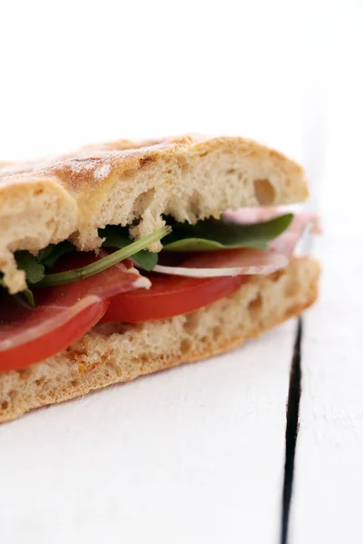 Imagen Primer Plano Delicioso Sándwich Sobre Fondo Blanco — Foto de Stock