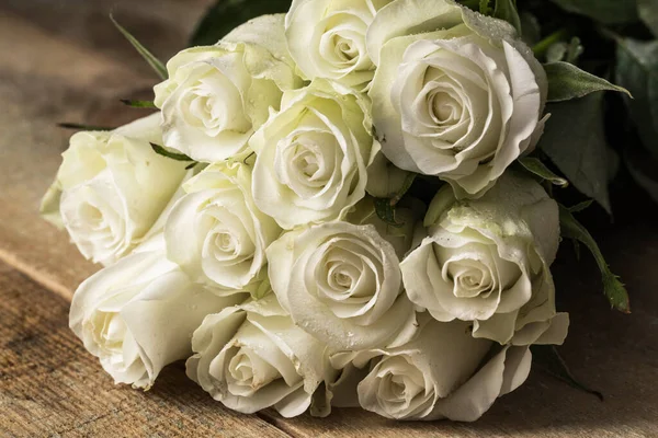 Bukiet Białych Róż Drewnianej Powierzchni — Zdjęcie stockowe