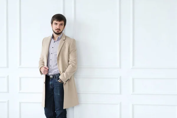 Hombre Guapo Abrigo Posando Sobre Fondo Blanco Pared —  Fotos de Stock