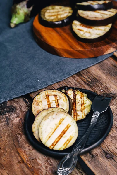 Comida Berenjena Sobre Mesa —  Fotos de Stock