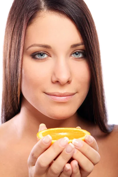 Mulher Bonita Com Laranja Nas Mãos Contra Fundo Branco — Fotografia de Stock