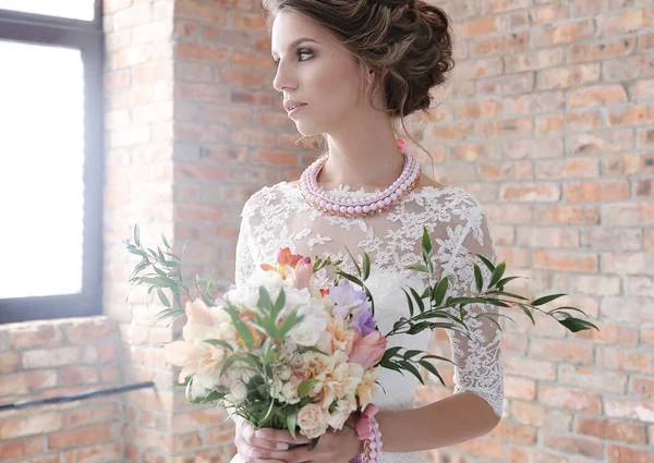 Gelinlik içinde güzel gelin