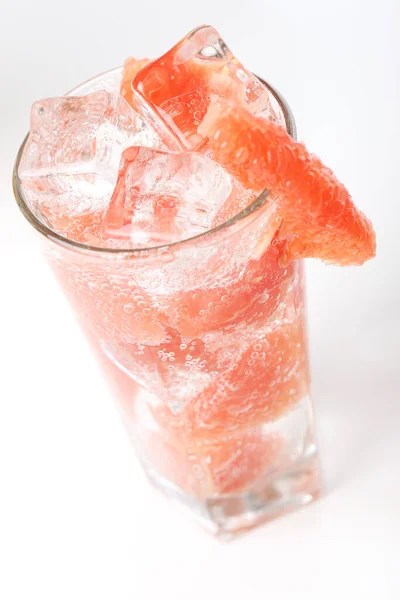 Ένα Ποτήρι Σχεδόν Παγωμένο Χυμό Γκρέιπφρουτ Πάγο — Φωτογραφία Αρχείου