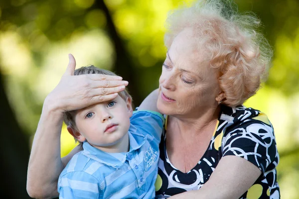 Abuela Con Nieto Parque — Foto de Stock