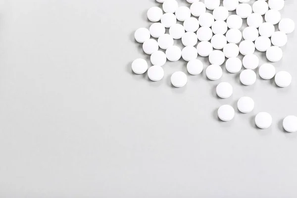 Eczacılık Masada Beyaz Tabletler — Stok fotoğraf