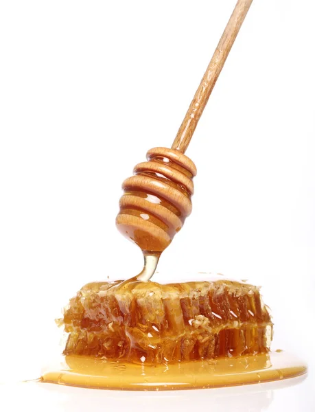 Honung Droppar Från Träsked Över Vit Bakgrund — Stockfoto