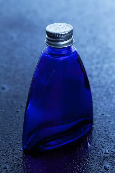 Kleine Blauwe Fles Een Gradiënt Achtergrond — Stockfoto