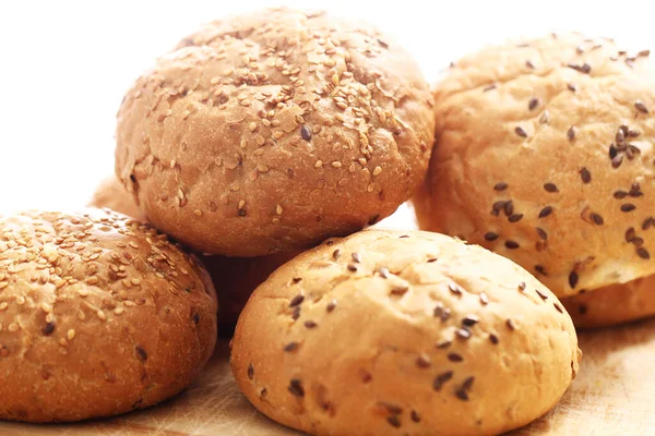 Farklı tohumlarla taze çörekleri kapatıyoruz.