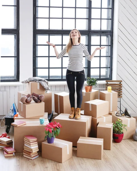 Мила Жінка Переїжджає Новий Будинок Багатьма Коробками — стокове фото