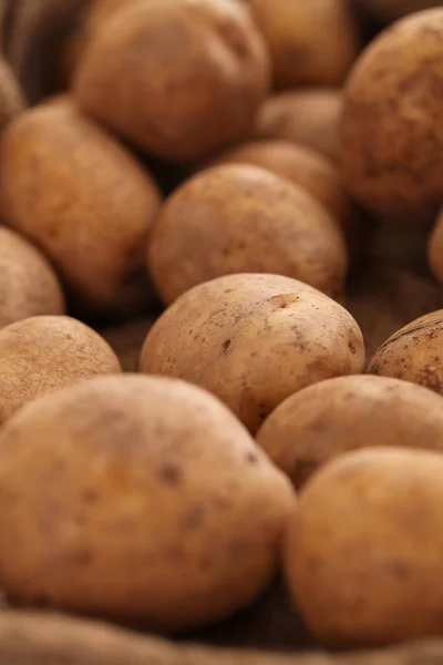 Immagine Ravvicinata Patate Fresche Rustiche Non Pelate Tavolo Legno — Foto Stock