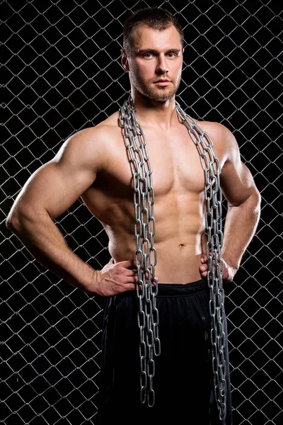 Mükemmel vücut adamı mükemmel vücudunu gösteriyor.