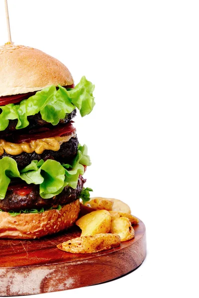 Beyaz arka planda leziz bir burger.