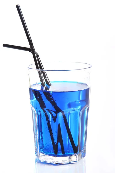 Verre Avec Cocktail Bleu Isolé Sur Blanc — Photo
