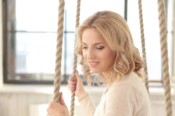 Blond Meisje Met Krullend Haar Zit Schommel — Stockfoto