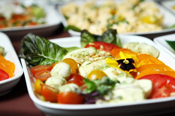 Tabaktaki lezzetli tabağı kapat.