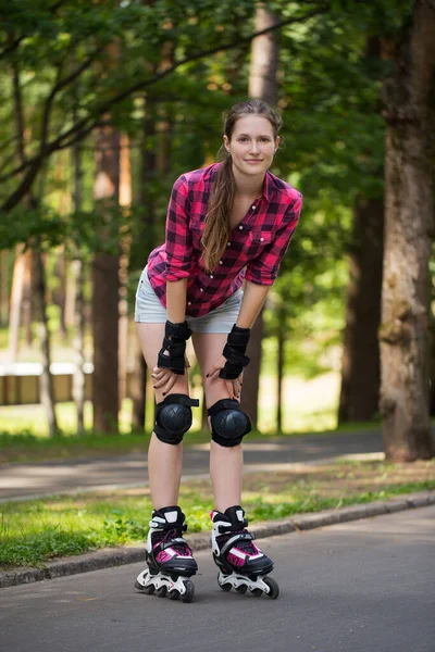 Schöne Mädchen Posiert Einem Park Während Sie Rollerblades Trägt — Stockfoto