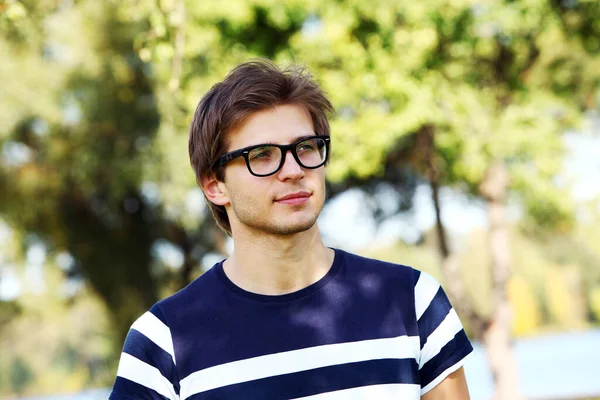 Portrait Jeune Homme Mignon Posant Dans Parc — Photo