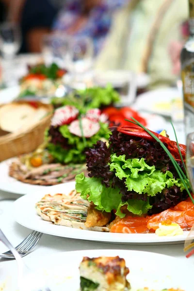 Masada taze ve lezzetli yemekler var.