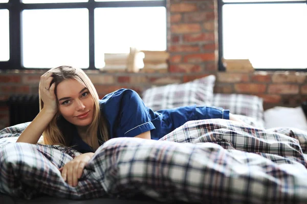 Estilo Vida Menina Encantadora Cama — Fotografia de Stock