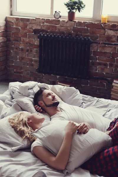 Yaşam tarzı. Yatakta güzel bir çift