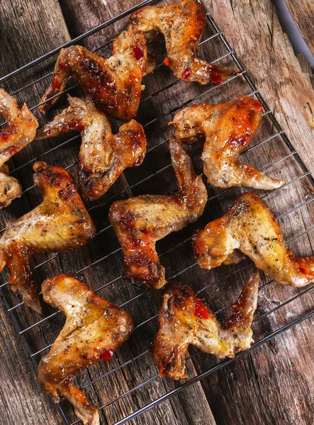 Yiyecekler. Masada nefis tavuk kanatları