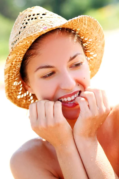 Retrato Mujer Feliz Sombrero Paja Playa — Foto de Stock