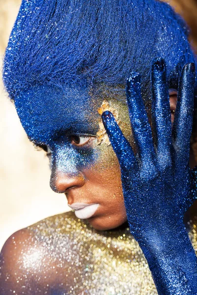 Retrato Uma Mulher Que Está Posando Coberta Tinta Azul Dourada — Fotografia de Stock