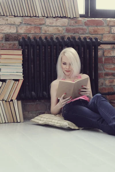 Okuma, eğitim. Kitaplı güzel kadın.