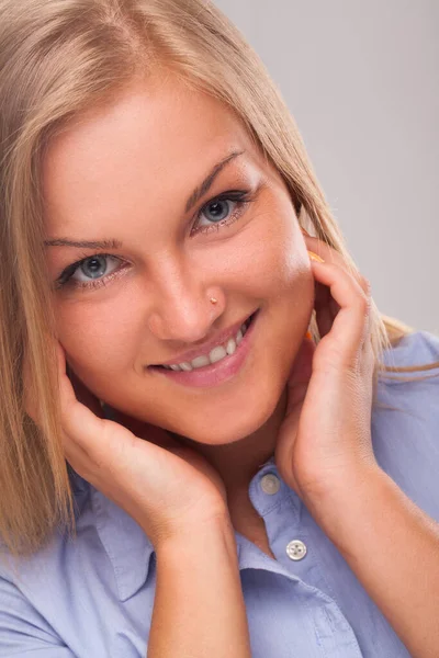 Close Retrato Jovem Loira Caucasiana Mulher Sorrindo — Fotografia de Stock