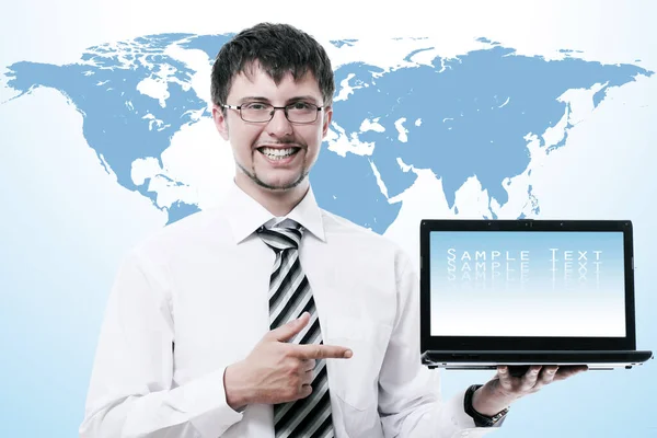 Uśmiechający Się Biznesmen Laptopa Tle Mapy Świata — Zdjęcie stockowe