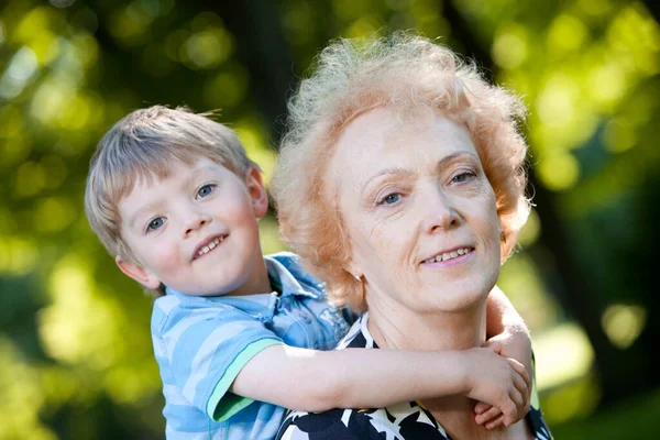 Abuela Con Nieto Parque — Foto de Stock