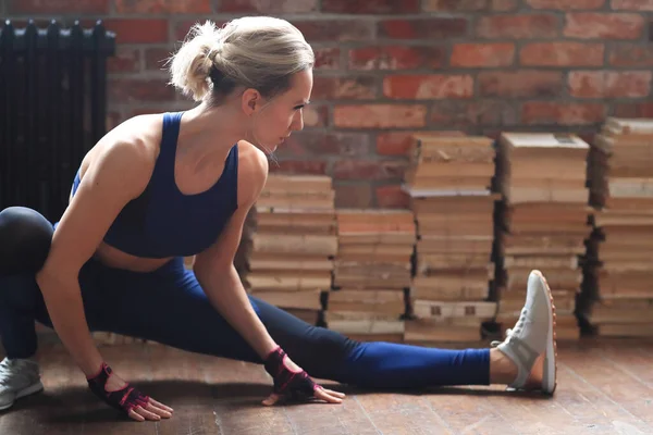 Spor Yaşam Tarzı Kadın Evde Fitness Seansı Yapıyor — Stok fotoğraf