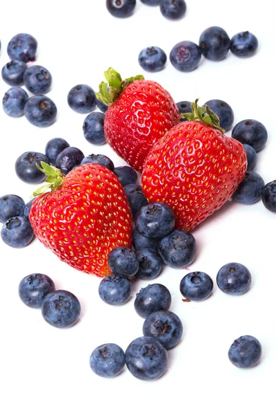 Beyaz arkaplanda çilekler